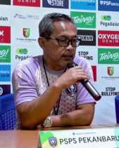 Meski Aman di Liga 2 Musim Depan, Aji Santoso Minta Tetap Fight di Dua Sisa Kompetisi