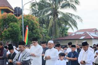 Salat Iduladha di Marpoyan Damai, Wako Agung Nugroho Janji Tuntaskan Banjir dan Jalan Rusak