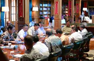 Presiden Prabowo Terima Dewan Ekonomi Nasional, Bahas Penguatan Ekonomi dan Penyempurnaan GovTech   bagikan berita ke :		 Selasa, 14 Juli 2026