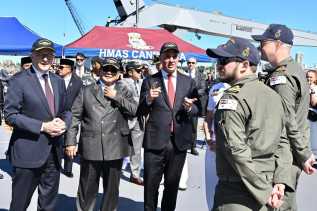 Didampingi PM Albanese, Presiden Prabowo Tinjau Kapal HMAS Canberra