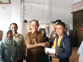 Bupati Inhil serahkan bantuan untuk korban kebakaran di Desa Danau Pulau Indah, Kecamatan Kempas