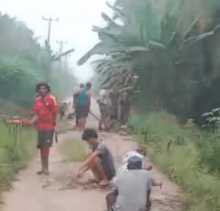 Prihatin Jalan Rusak, Warga Sungai Lokan Gotong Royong Tambal Jalan Lintas Enok