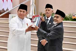 Presiden Prabowo Terima Mushaf Al-Qur’an Gontor dan Buku “Gontor untuk Indonesia”