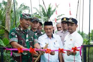 Buka Isolasi Geografis, Danrem 031/WB Resmikan Jembatan Perintis Garuda di Indragiri Hilir