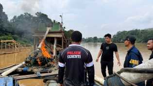 Tak Gentar Diadang Massa, Polda Riau Ratakan Sarana PETI di Sungai Kuantan