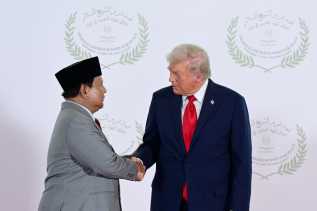 Momen Jabat Tangan dan Pujian Presiden Trump kepada Presiden Prabowo