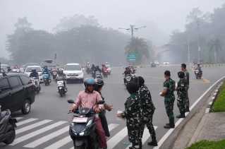 Bagikan Masker, Danlanud Tegaskan Asap Bukan dari Riau