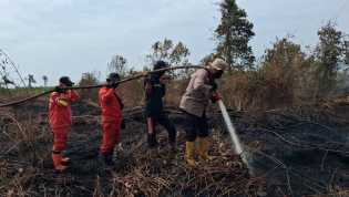 TNI-Polri dan Tim Gabungan Berjibaku Padamkan 10 Hektare Lahan Gambut di Rupat