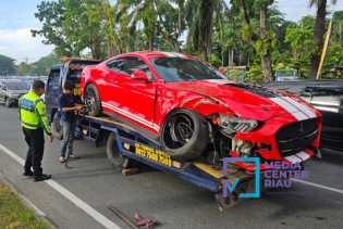 Tabrak Pohon di Sudirman Pekanbaru, Mobil Mewah Ford Mustang Ringsek