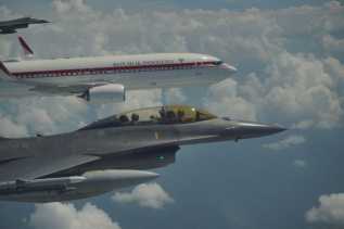 HUT TNI AU, Pesawat Kepresidenan Presiden Prabowo Dikawal Empat F-16 dan Dua T50 Golden Eagle
