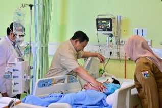 Presiden Prabowo Jenguk Siswa dan Guru SDN 01 Kalibaru, Pastikan Penanganan Medis Terbaik