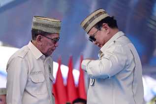 Presiden Prabowo Terima Lencana Emas Adi Bhakti Tani Nelayan Maha Utama dari KTNA Nasional