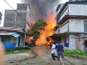 Inhil Berduka: Kebakaran Hebat di Pulau Kijang Hanguskan 50 Rumah Warga