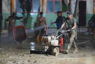 Inovasi Traktor Modifikasi Satpol PP Riau Percepat Pemulihan Pascabanjir Aceh Tamiang