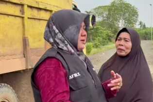 Tangis Bupati Siak Pecah Saat Tinjau Rumah Guru di Dusun Mungkal