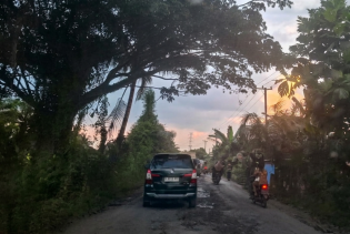 Diduga Melanggar Aturan ODOL, Truk Batu Bara Bikin Jalan Kuala Cinaku Makin Parah