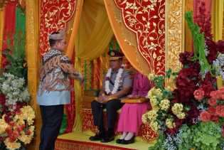Sertijab Kapolda Riau, Irjen Arman Achdiat Disambut Tradisi Tepuk Tepung Tawar