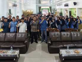 Murid Program Entrepreneur MAN 1 Pekanbaru Belajar Menangkap Peluang Bersama Dr Sarli Rahman