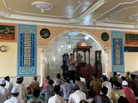 Usai Salat Jumat di Masjid Besar Nurul Huda, Kapolsek Concong Imbau Masyarakat Waspadai Berita Hoaks