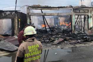 Rumah di Jalan Pepaya Pekanbaru Terbakar, Angin Kencang Jadi Pemicu Api Tersebar