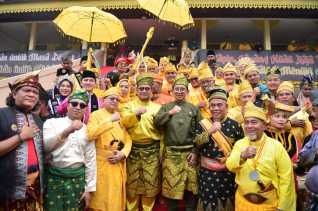 Menbud RI Fadli Zon Lepas Arak-arakan Keberagaman di LAMR Riau