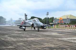 Segera Diganti Rafale, Pesawat Hawk 109/209 Tinggalkan Lanud Roesmin Nurjadin