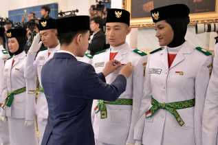 Resmi Dikukuhkan, 76 Anggota Paskibraka Siap Bertugas pada Upacara HUT ke-81 Kemerdekaan RI