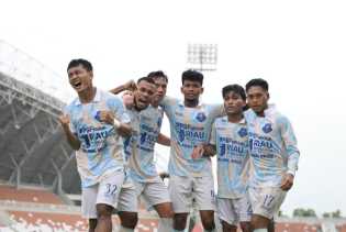 PSPS Pekanbaru Unggul 2 Poin atas Sumsel United di Babak Pertama, Tuan Rumah Bermain dengan 10 Pemain