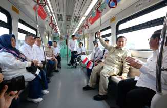 Satu Perjalanan Bersama Presiden Prabowo, Beragam Cerita Warga di LRT Jakarta