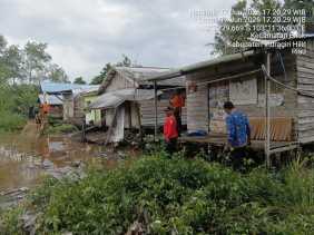 Tanah Longsor Terjang Pasar Lama Enok