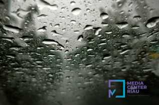 Hujan Berpotensi Turun Sejak Pagi hingga Malam, BMKG Deteksi 13 Titik Panas di Lima Daerah