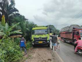 Truk Angkutan CPO dan Ekspedisi Tabrakan di Jalintim Pelalawan, Jalan Macet 1 Jam