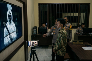 Geger Foto Pocong Bawa Parang Ketuk Rumah Warga di Pelalawan, Ternyata Hasil Editan AI!