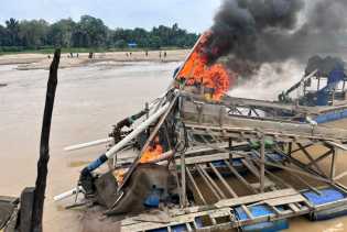 Warga, 48 Rakit Tambang Emas Ilegal di Sungai Kuantan Dimusnahkan