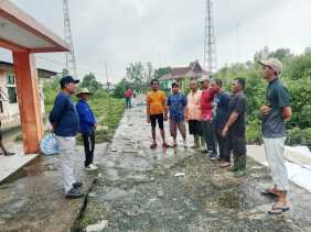 Camat dan Lurah Pimpin Gotong Royong Jumat Bersih Bersama RT/RW se-Kelurahan Concong Luar