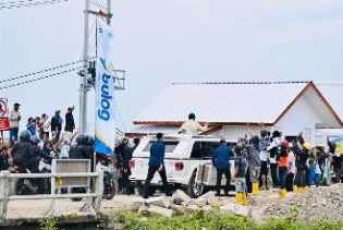 Presiden Prabowo Tiba di Karawang, Disambut Antusias Warga Jelang Panen Raya