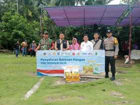 Pemerintah Desa Sungai Intan Salurkan Bantuan Pangan, Warga Antusias Terima Beras dan Minyak Goreng