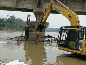Fondasi Turun, PUPR Riau Perbaiki Pilar Jembatan Ujungbatu Rohul