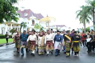 Dari Wisma Sri Mahkota Menuju DPRD, Arak-Arakan Adat Hidupkan Semangat Hari Jadi ke-514 Bengkalis