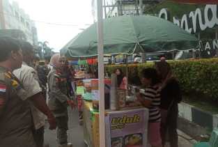 Satpol PP Pekanbaru Tindak Tegas Lapak PKL Takjil Picu Kemacetan