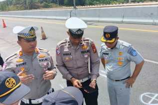 Kronlogis Kecelakaan Toyota Hiace Hantam Truk Hino di Tol Pekanbaru-Dumai