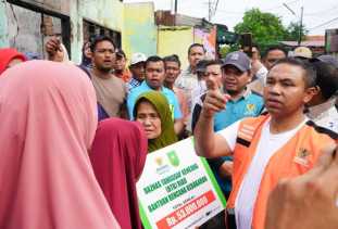 Gubri Serahkan Bantuan untuk Warga Terdampak Kebakaran di Jalan Pepaya Pekanbaru