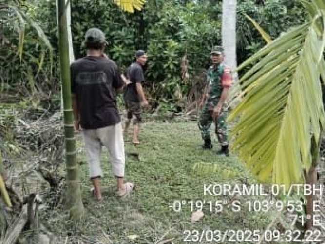 Babinsa Sertu Jondri Sosialisasikan Pencegahan Karhutla di Kelurahan Sungai Perak
