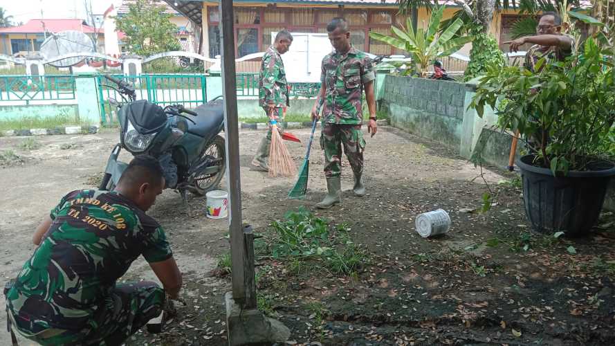 Anggota Koramil 05/Gas  Melaksanakan Pembersihan Pangkalan di Makoramil