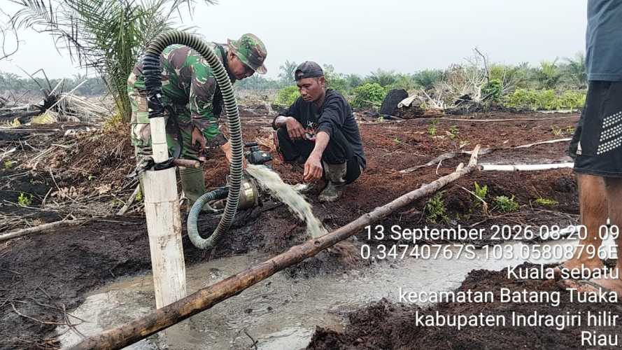 Babinsa Batang Tuaka Pimpin Gotong Royong Pembangunan Sumur Bor Antisipasi Karhutla di Desa Kuala Sebatu