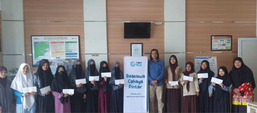 PLN UP3 Rengat Bersama YBM PLN Salurkan Beasiswa Cahaya Pintar