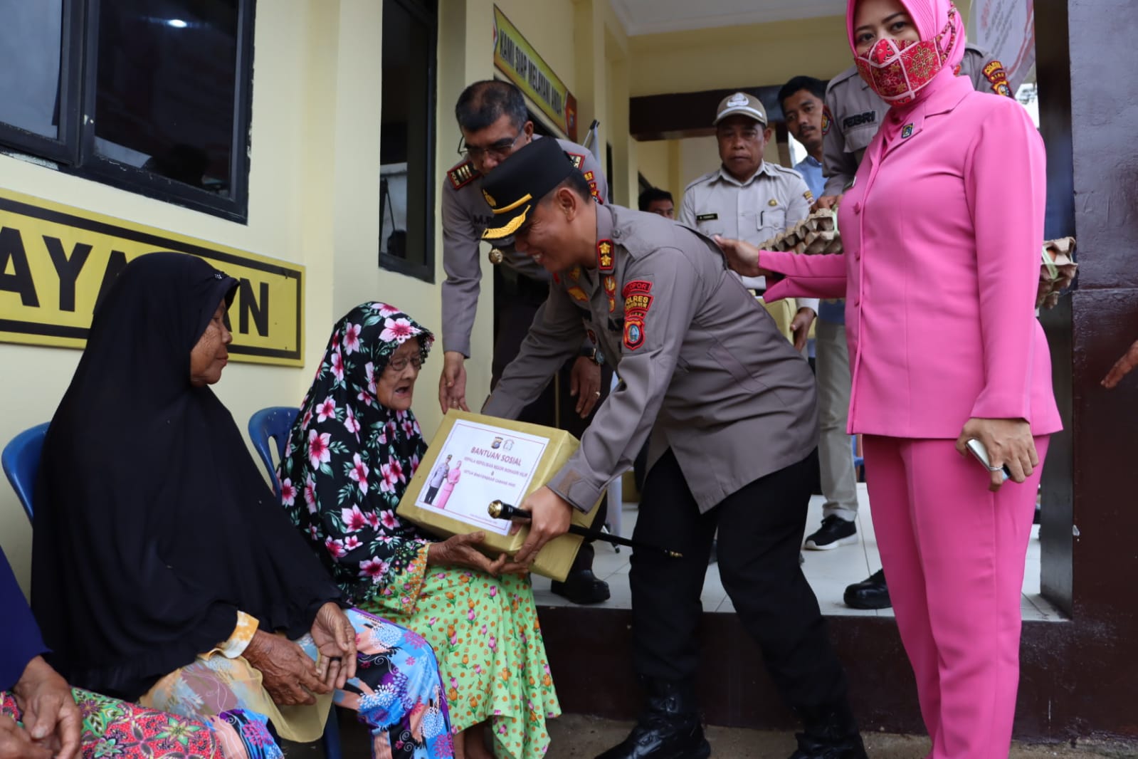 Kapolres Inhil Berikan Bansos Kepada Masyarakat Kurang Mampu dalam Kunkernya di Pulau Burung