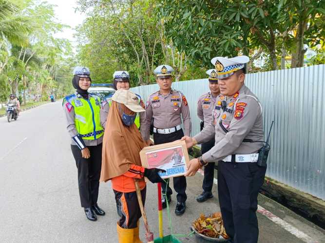 Jum'at Berkah, Sat Lantas Polres Inhil Bagikan Sembako kepada Tukang Becak dan Petugas Kebersihan