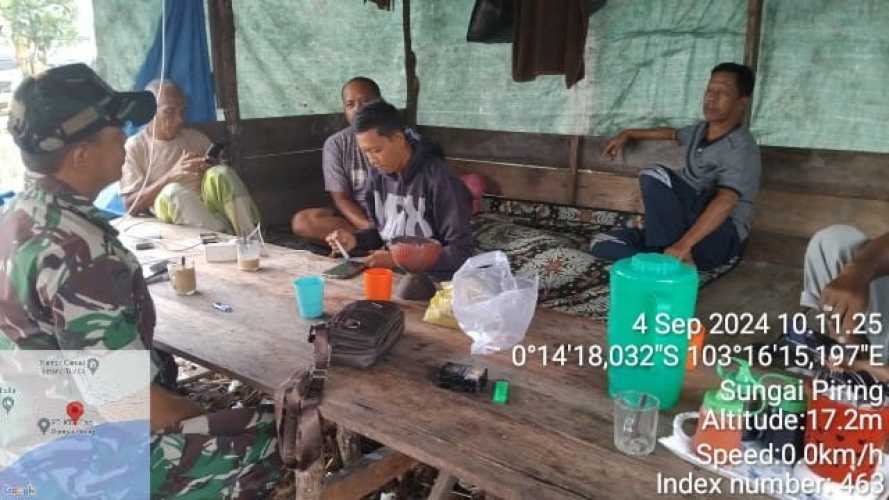 Babinsa Sungai Piring Menjaga Ketertiban dan Keamanan Jelang Pilkada Serentak