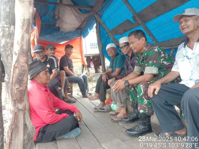 Babinsa Koramil 01/Tbh Kodim 0314/Inhil Laksanakan Komsos di Pelabuhan Pasar Apung